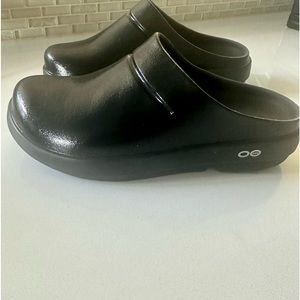 OOFOS CLOGS.   Like new.  Size 8